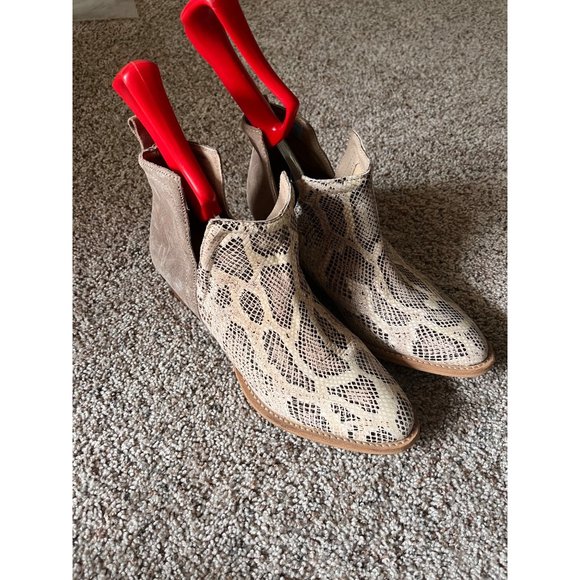 DIBA TRUE Short Side Snake Print Boots Sz 9 - Picture 1 of 4